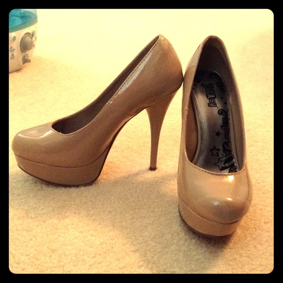 ❌RESERVED❌ Tan patent heels