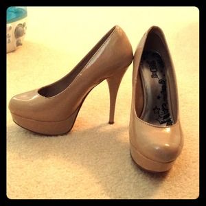 ❌RESERVED❌ Tan patent heels