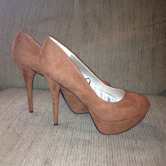 Shoes - Burnt orange pumps