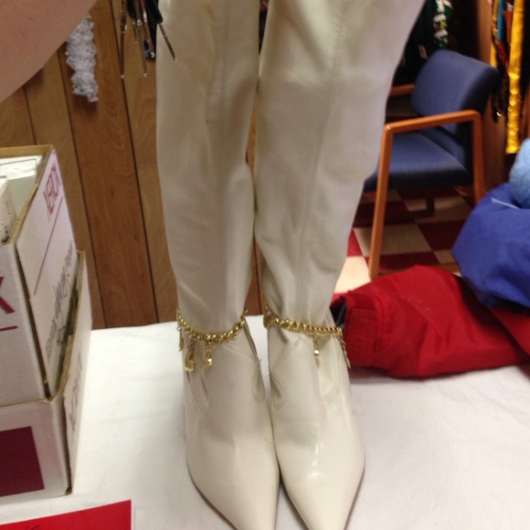 BABY PHAT WHITE WITH GOLD TRIMMING SIZE 7B