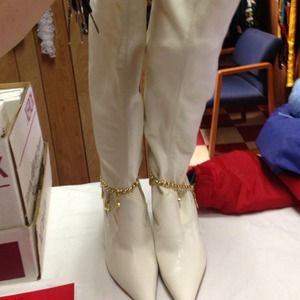 BABY PHAT WHITE WITH GOLD TRIMMING SIZE 7B