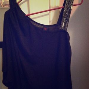 One sleeved black shirt