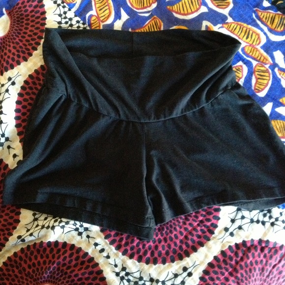 Maternity lounge shorts with half panel