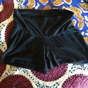 Maternity lounge shorts with half panel