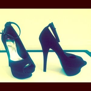 Shoes used twice. Platform black suede heels