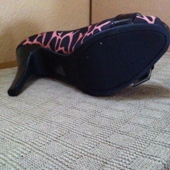 NWT Heels - Picture 3 of 3