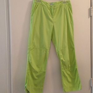 Lime green cropped pants, so cute!