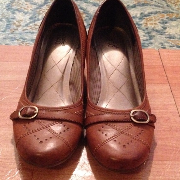 Dress casual shoes tan color.