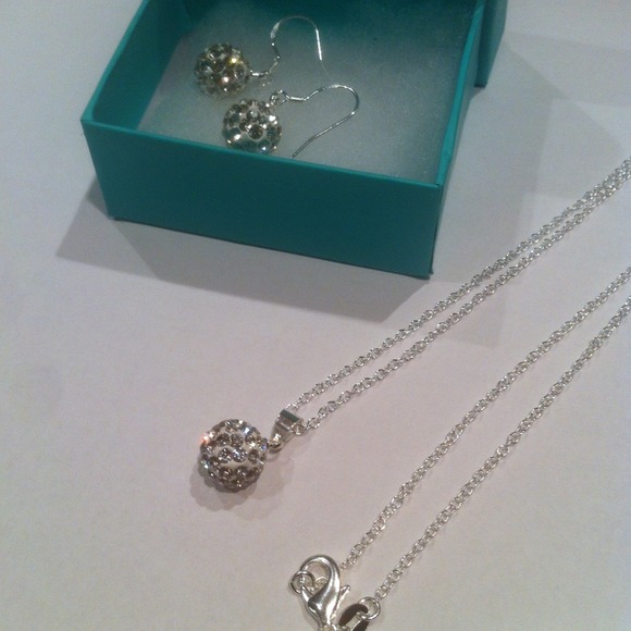 💫2 piece earring and necklace set!!💫