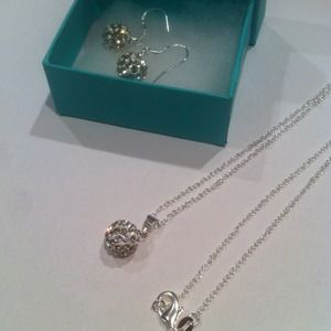 💫2 piece earring and necklace set!!💫