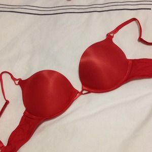 Dark pink Bombshell bra 32B & black lace bra