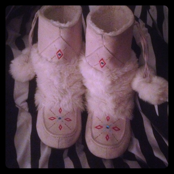 Air walk moccasin boots.