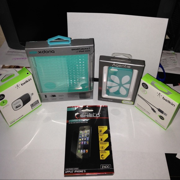 Mint Green iPad and iPhone 5/5s and 2 iHome Bundle