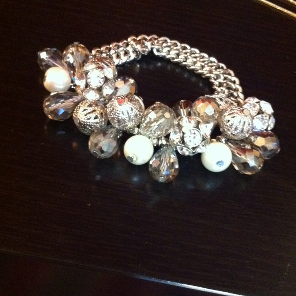 Silver bracelet with white pearls
