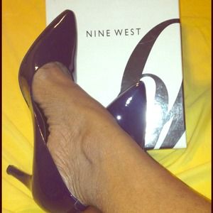 💙NINE WEST NAVY PATENT PUMP💙
