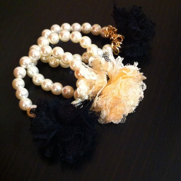 Pearls bracelets with lace/dantel flowers