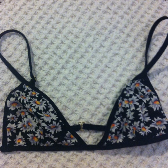 🚫SOLD IN BUNDLE🚫Brandy Melville daisy bralet