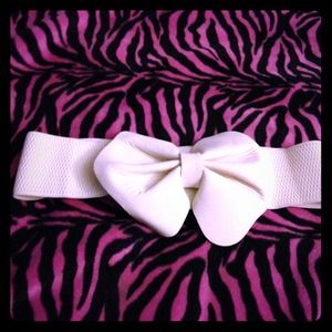 Bow stretch belt
