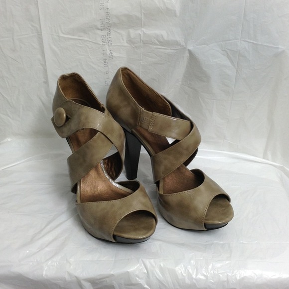 Tan marble leather peep toe shoe!