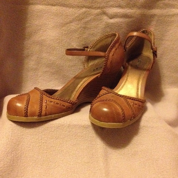 For Sheena123476✨Reduced✨Tan Wedges with detailing