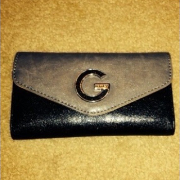 SOLD......Authentic Guess wallet