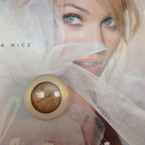 🎀BUNDLED🎀MAC COSMIC ( veluxe pearl) eye shadow