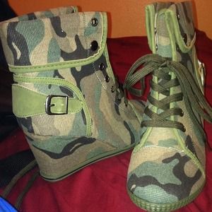 "HOST PICK"PRICE CUT Camo/ vintage Wedge Sneaker.