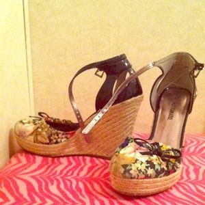 Hot tomato floral wedges