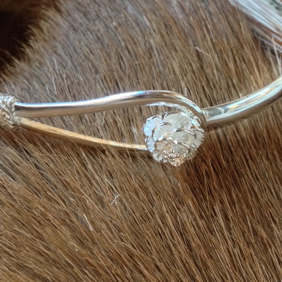 Sold 🎉HP🎉Flower shape bracelet - Picture 2 of 3