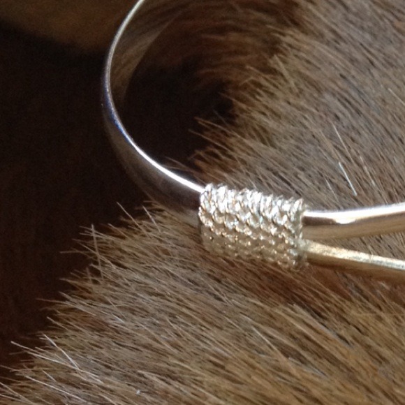 Sold 🎉HP🎉Flower shape bracelet - Picture 3 of 3