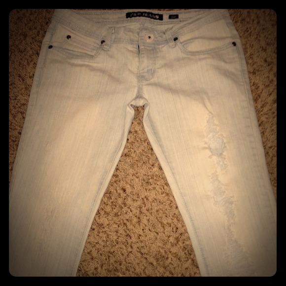 Light ripped jeans ✌️
