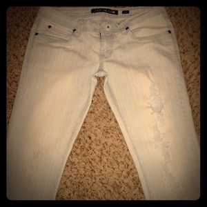 Light ripped jeans ✌️