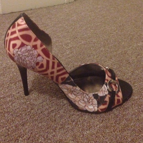 Heels - Picture 2 of 3