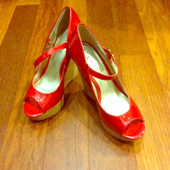 🎈Price cut✂!!GUESS Red Wedges!