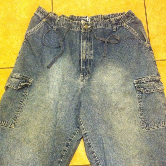 Venezia Jeans Capri cut with big Pockets on sides. - Picture 2 of 3