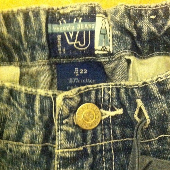 Venezia Jeans Capri cut with big Pockets on sides. - Picture 3 of 3