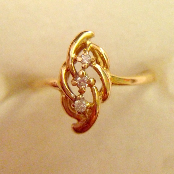 🚫SOLD🚫 3 Stone Diamond Ring Size 7