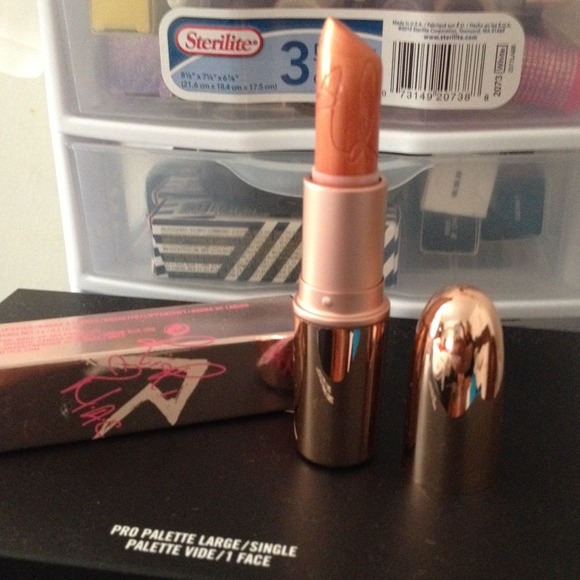 Mac Who's that chic RiRi collection RESERVED