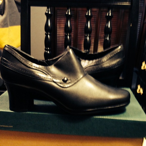 ***SOLD in bundle*** Clarks Booties