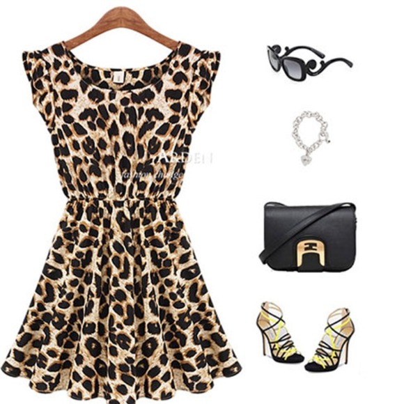 Dresses & Skirts - 🍃🎉CUTE  LEOPARD HOLIDAY DRESS🎉🍃