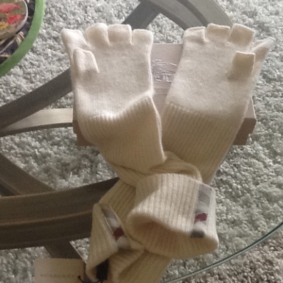 Burberry Accessories - 🎄🎁🎁Burberry fingerless cashmere gloves🎁🎁