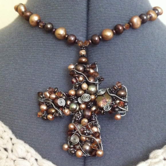•Pearl Cross Necklace• - Picture 2 of 4