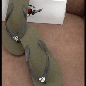 Twisted Heart Flip Flops Sz-9 New in box!!!