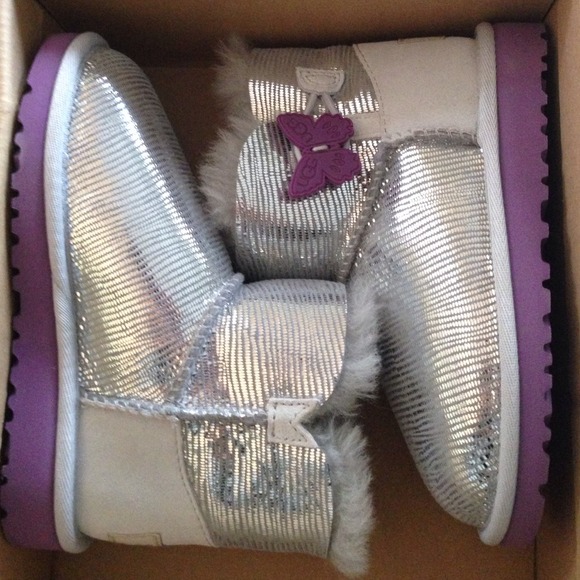 **SOLD**Toddler UGG Mini Bailey silver size 10