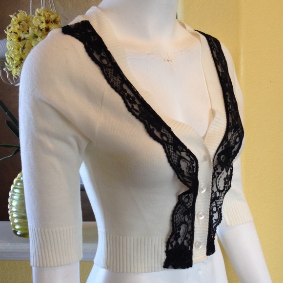 ❌SOLD❌Off white & w lace trim cover-up 😍😍cute💋 - Picture 3 of 4