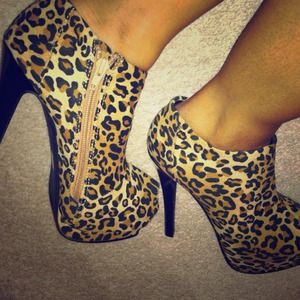 🎉HOST PICK 12/12/13🎉Leopard peep toe booties