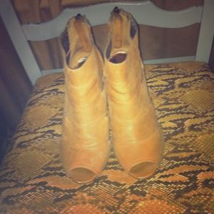 Kenneth Cole reaction wedges