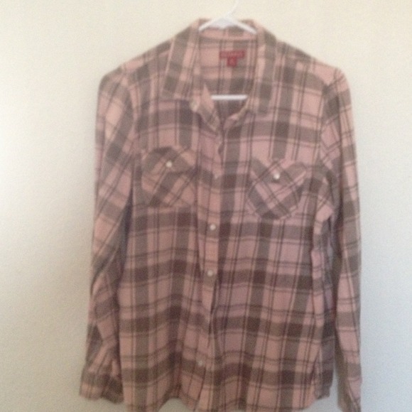 🎀Pink & Grey Flannel looking button up.🎀