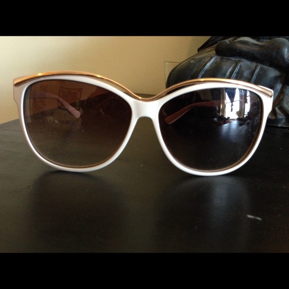 Cream and gold Gucci sunglasses.