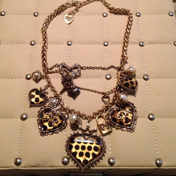 Betsey Johnson Necklace ❤️